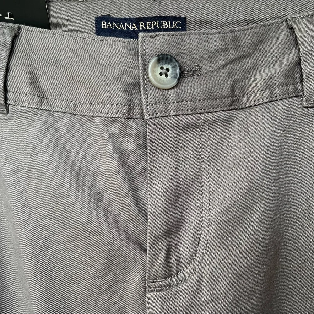 •Banana Republic Factory•  NWT Ryan Fit Taupe Chino Pants - Size 8 - Picture 4 of 10
